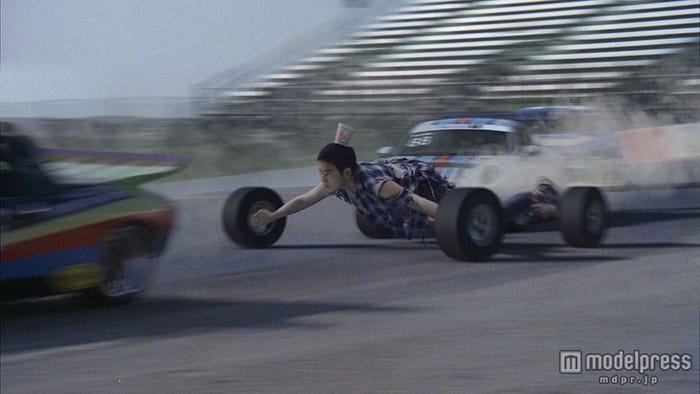 車に変身した佐藤健/CMカットより