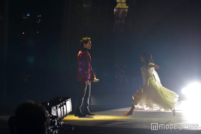 郷ひろみと土屋太鳳 (C)モデルプレス