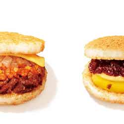 新商品「ミスドのライスバーガー」シリーズの「ミスドのライスバーガー 担々牛焼肉」（左）と「ミスドのライスバーガー あん＆カスタード 」（右）