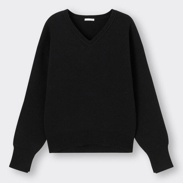 スムースVネックセーター GUのおすすめ黒ニット