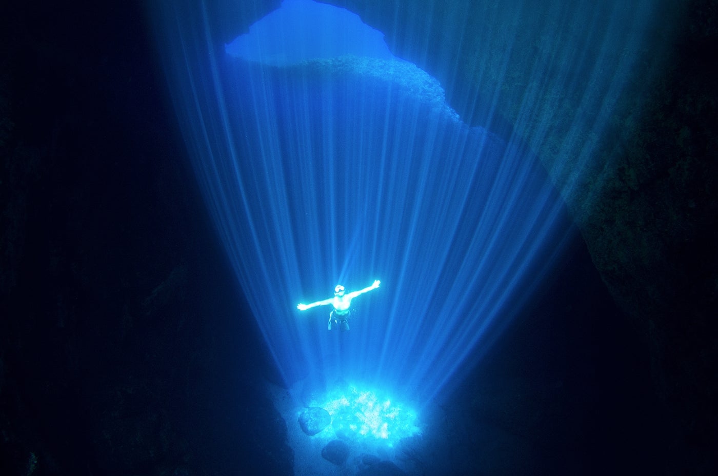 神秘的な光のシャワー　“ロタブルー”の世界を泳ぐロタホール（C）Junji Takasago／MVA