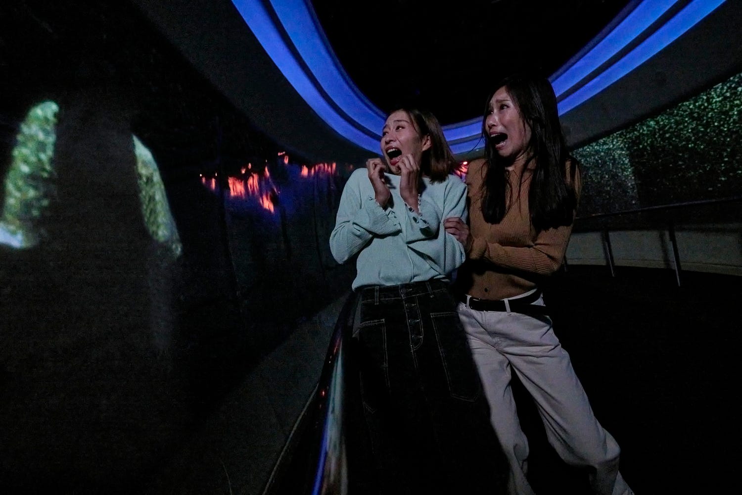 USJハロウィーン「貞子の呪い ~ダーク・ホラー・ライド~」公開、暗闇を猛スピードで疾走&突然の貞子に絶叫