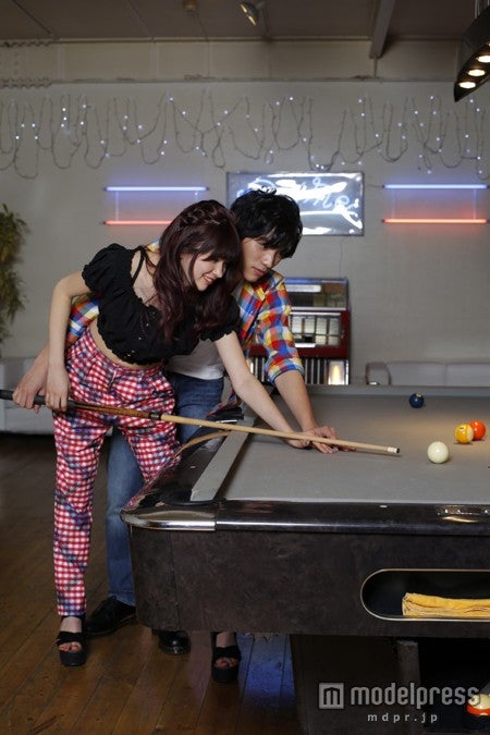 ビリヤード対決に白熱／画像提供：「ViVi」(講談社)