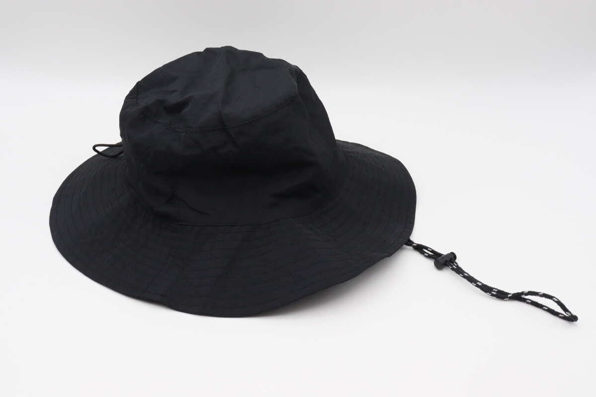 黒いサファリハットがストラップ付きで斜め上から撮影されている