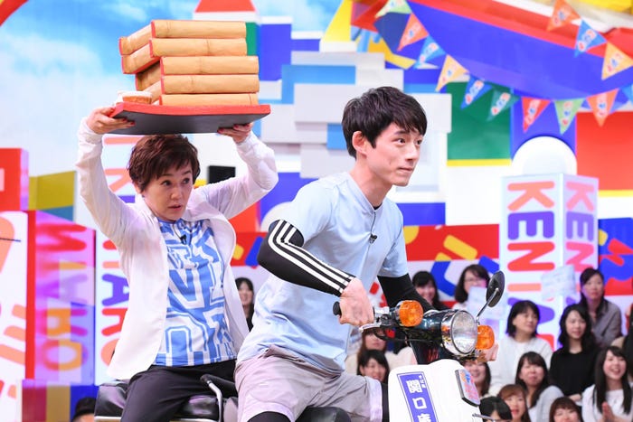大竹しのぶ、坂口健太郎(C)TBS
