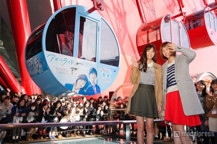 (左より)新川優愛、本田翼