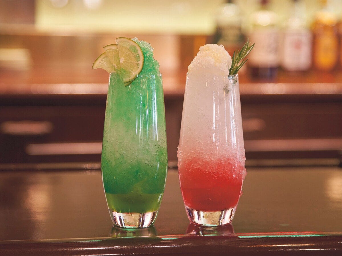 「フィネガンズ・バー＆グリル」のフィネガンズ・フローズンカクテル 各1100円（ノンアル1000円）。キウイ＆ミント（左）とアップル＆ホワイトサワー（右）　画像提供：ユニバーサル・スタジオ・ジャパン