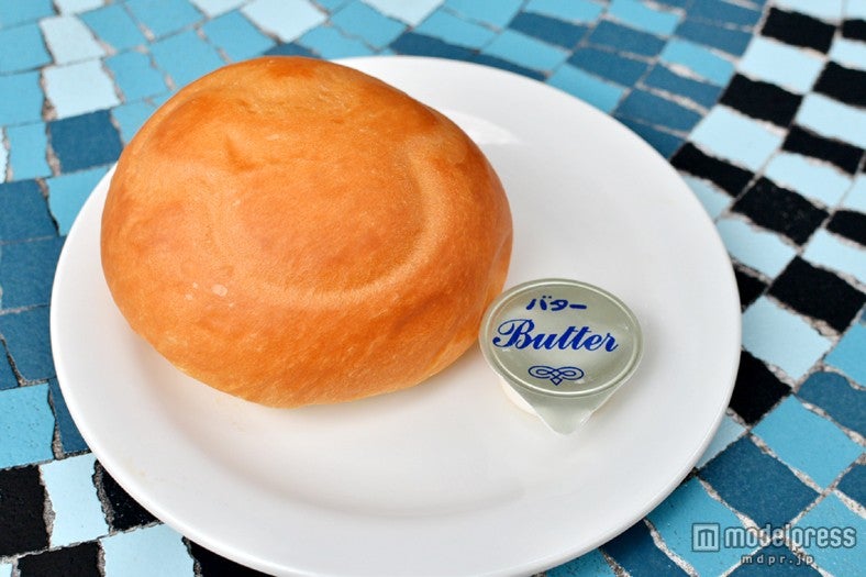 「プラザパビリオン・レストラン」スペシャルセット／パンには隠れミッキーも