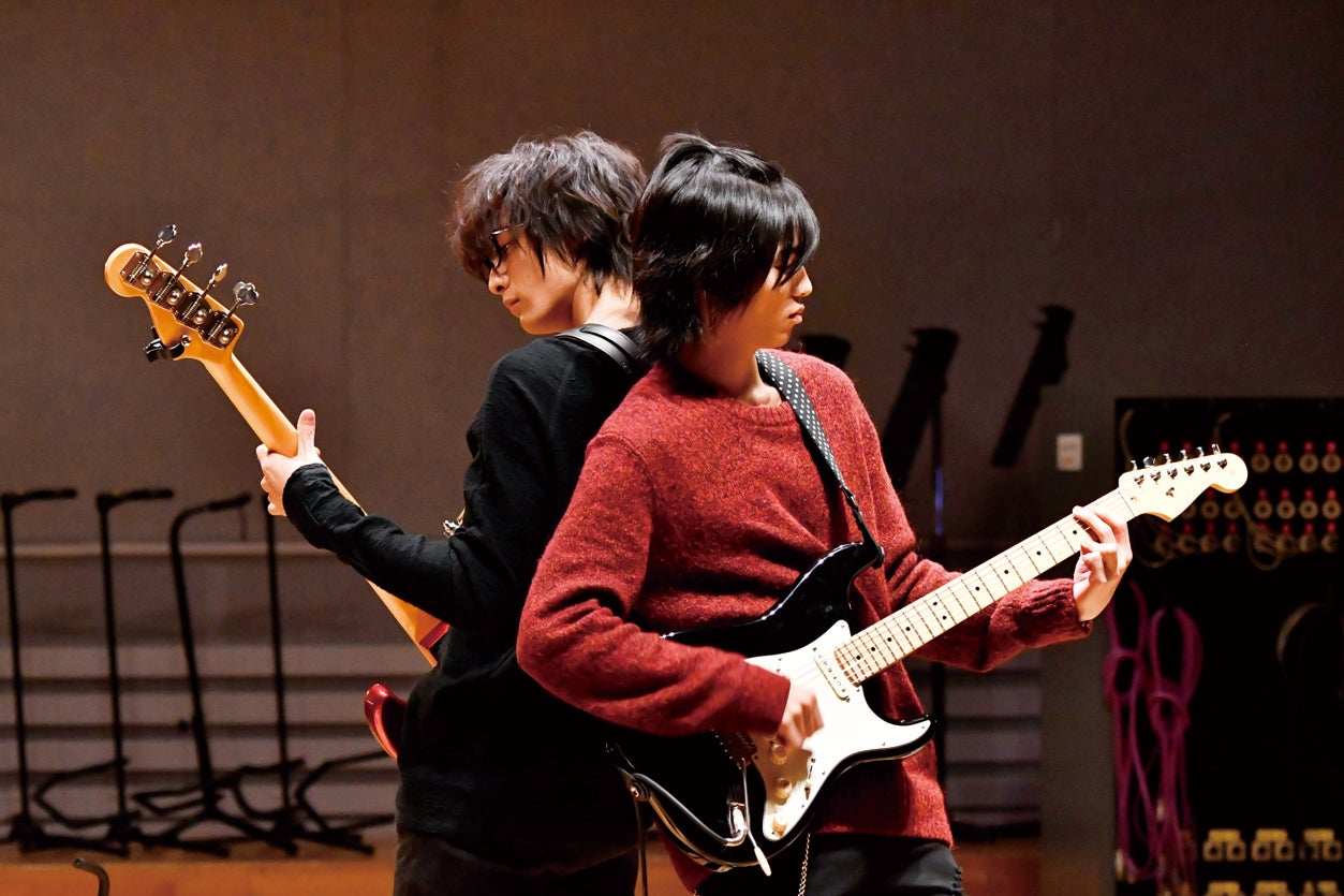 小関裕太、志尊淳（C）2017映画「覆面系ノイズ」製作委員会