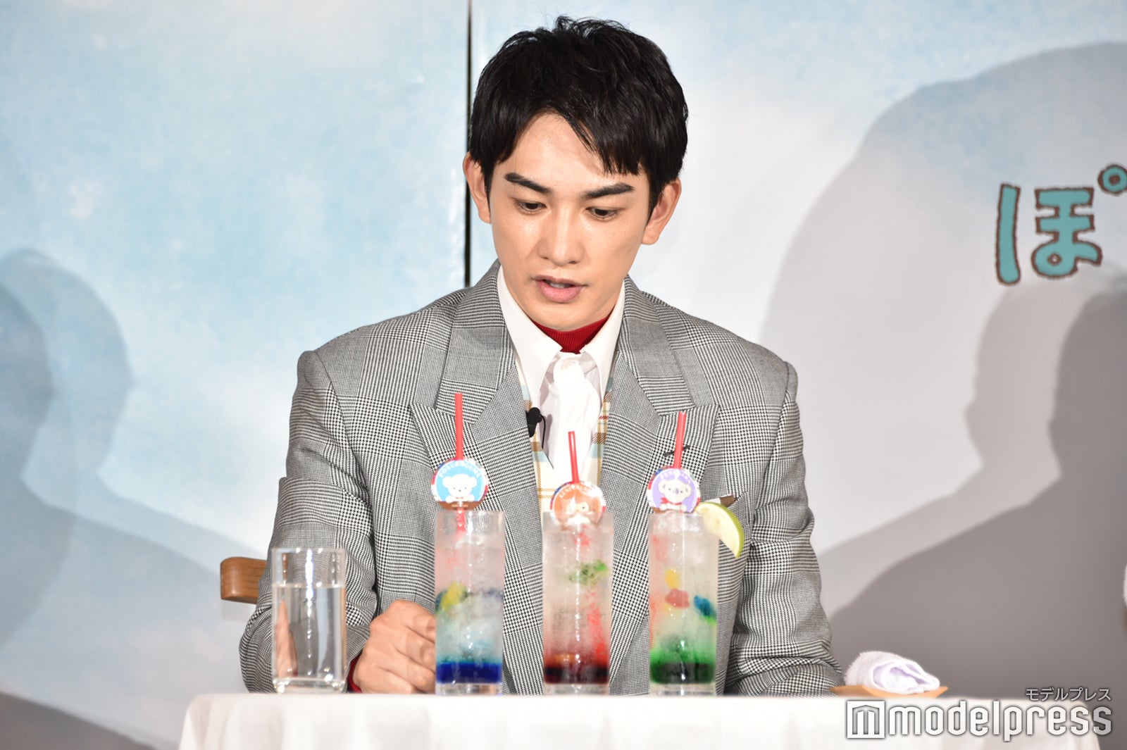 ドリンクをどれにしようか悩む町田啓太（C）モデルプレス