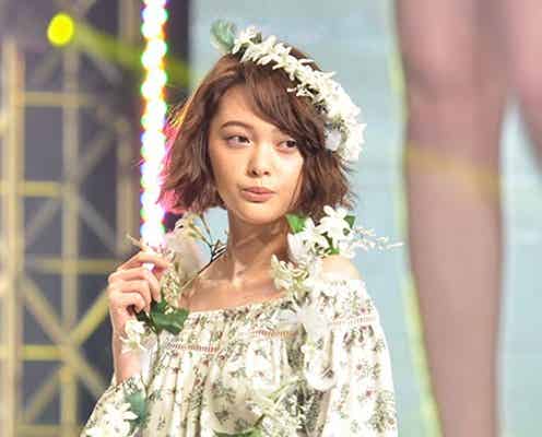 玉城ティナ、美デコルテを披露 花づくしの可憐な姿で観客魅了<神戸コレクション2015S/S>