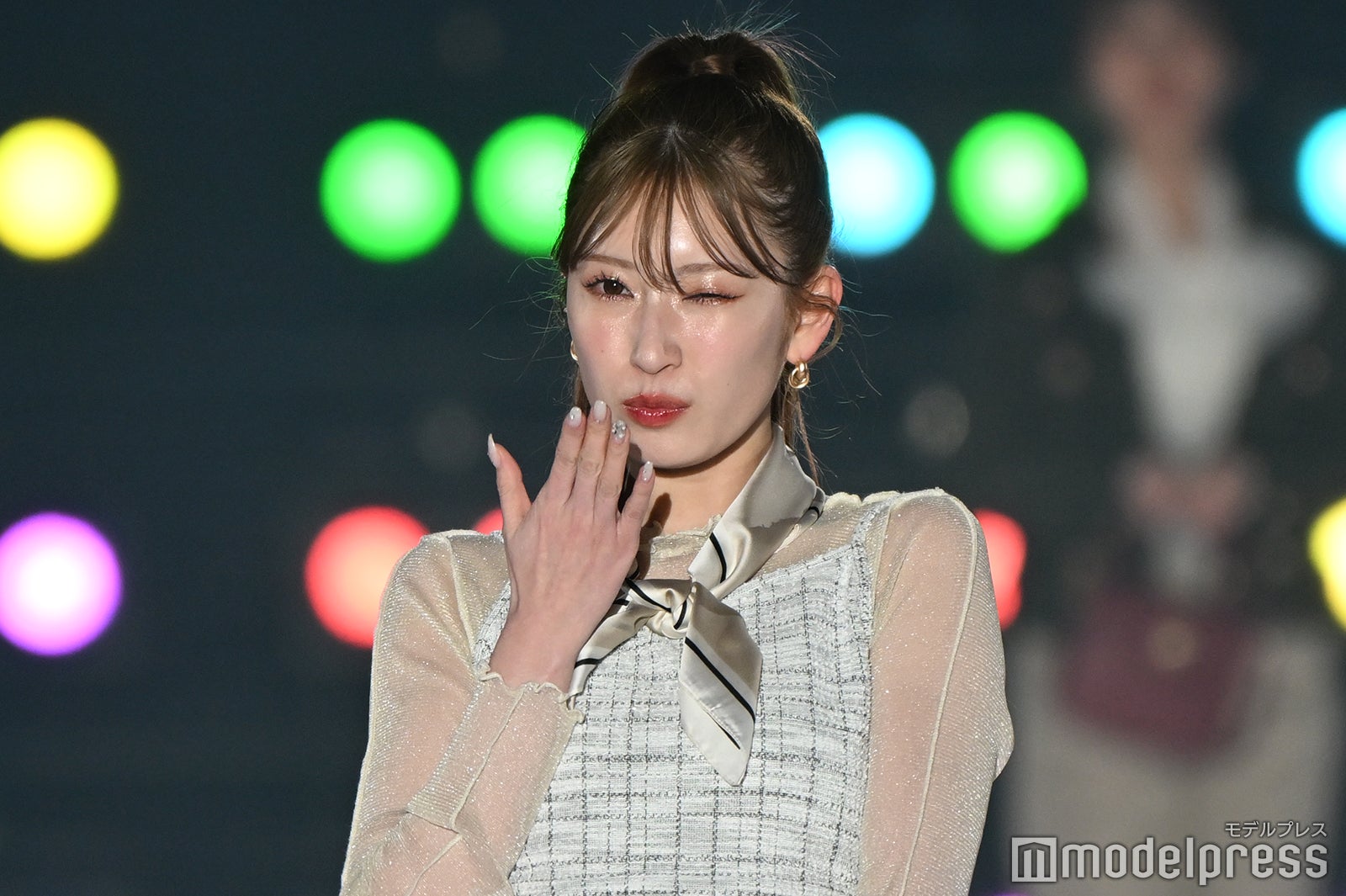 吉田朱里、タイトスカートで美ボディライン引き立つ【関西