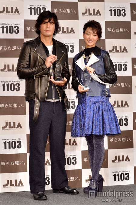 こだわりのレザーアイテムを取り入れたファッションで登場した伊藤英明(左)と剛力彩芽(右)