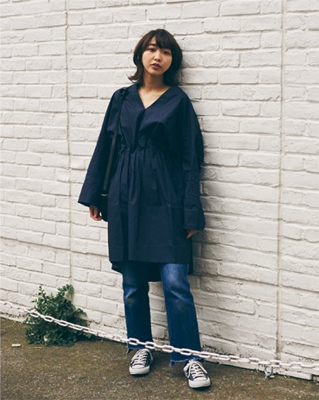 切りっぱなしデニムとスニーカーでさらにカジュアル（C）TOPLOG