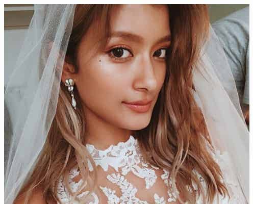 ローラ、胸元SEXYなウェディングドレス姿に「美しすぎて目が覚める」「女神かと思った」の声