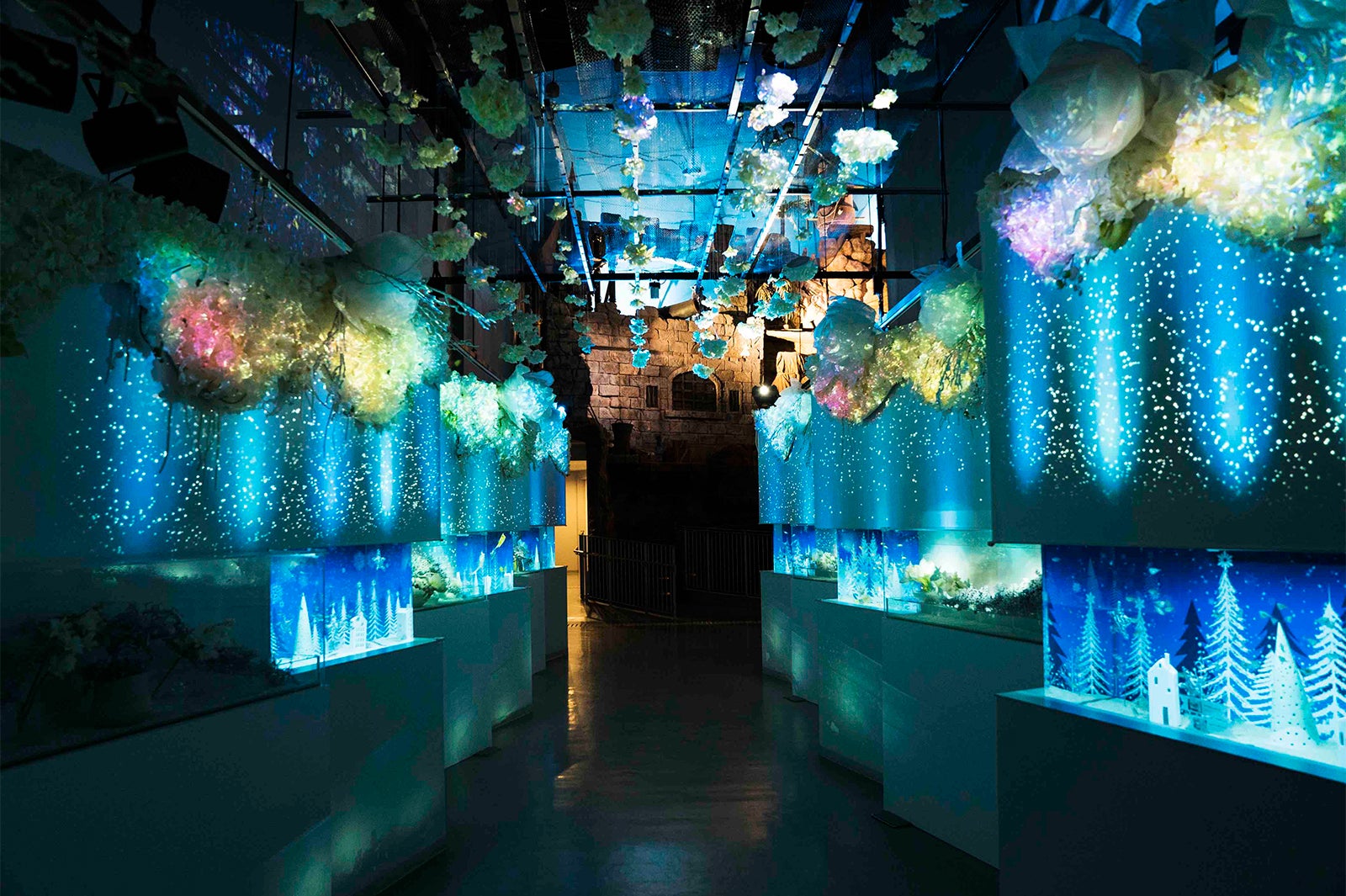 CRYSTAL FLOWER／画像提供：ネイキッド 