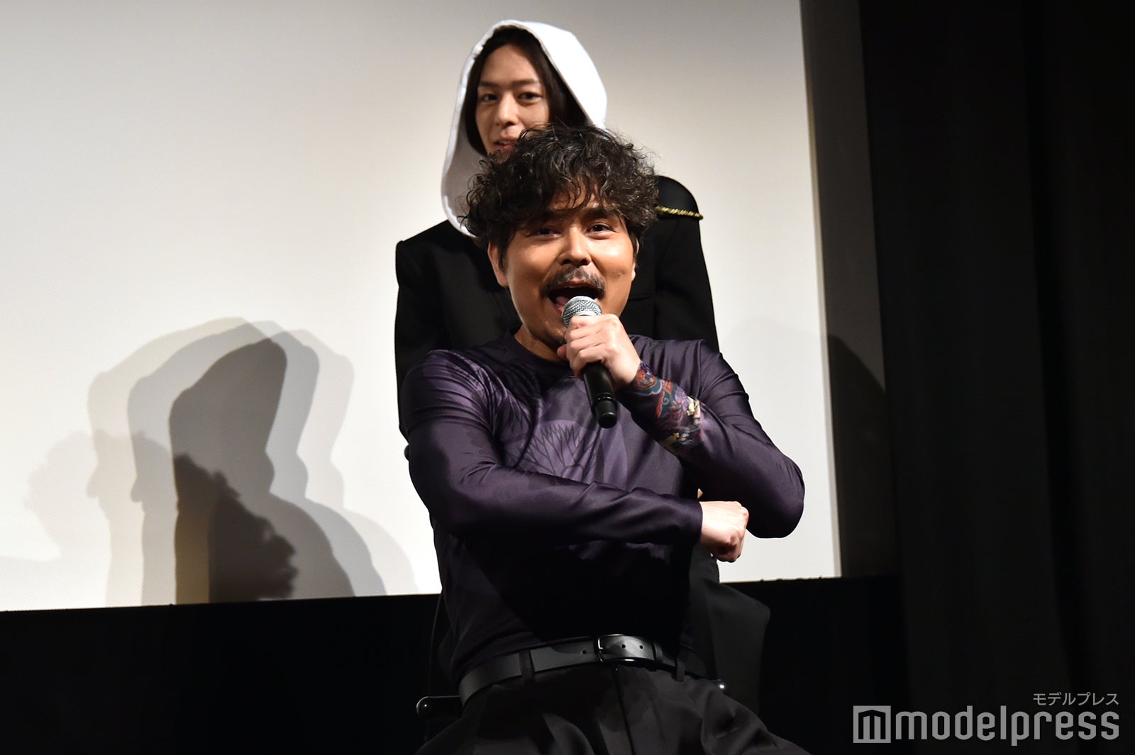 小澤征悦の全力「パワー！！！」を後ろで眺める犬飼貴丈（C）モデルプレス