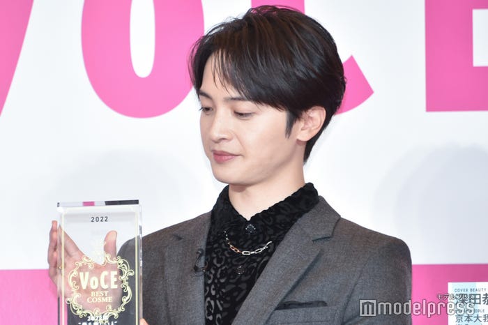 トロフィーを見つめ笑みがこぼれる玉森裕太(C)モデルプレス