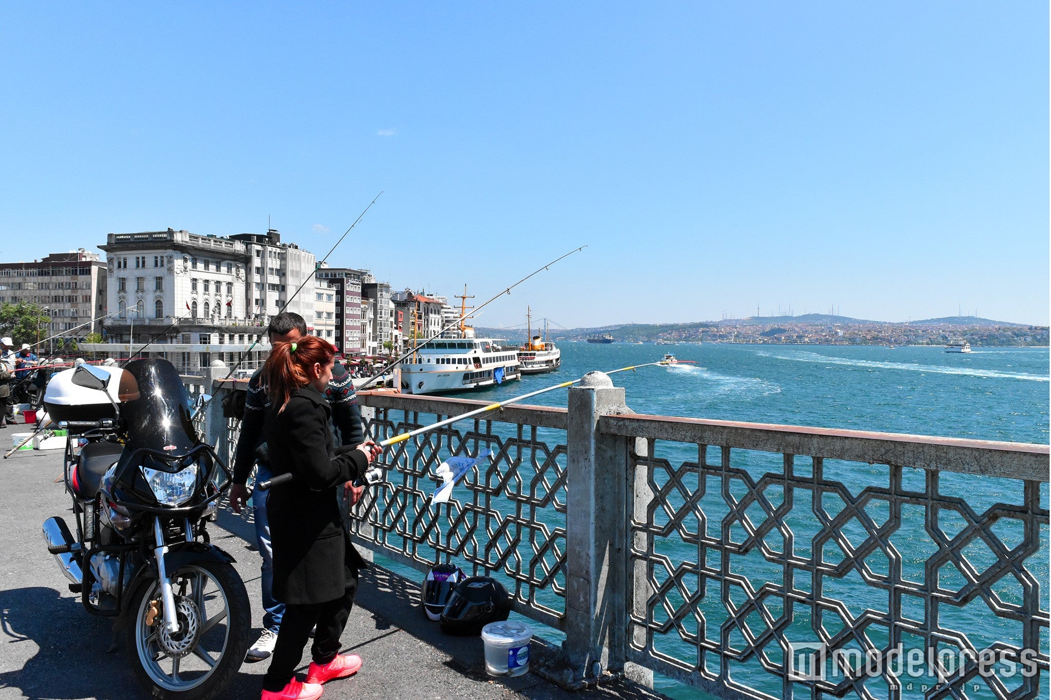 ガラタ橋で釣り上げた魚を提供しているシーフードレストランもある（C）モデルプレス