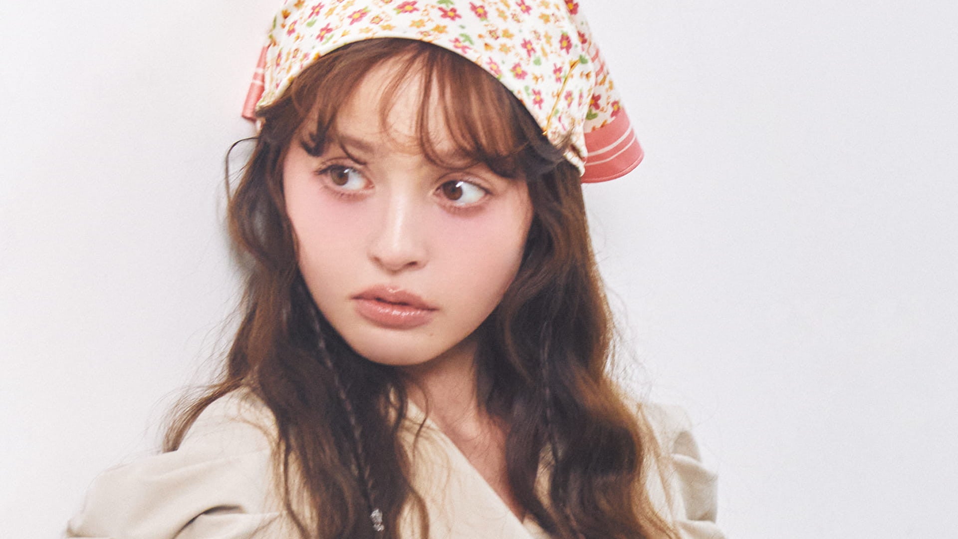 春の定番コーデにもぴったり！今っぽアプデが叶う【レトロ柄スカーフ×BOHOヘア】の作り方