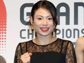 女子マラソンの松田瑞生が挙式報告 純白のウエディングドレス姿で夫にケーキを「あーん」 SNS「めっちゃ綺麗」「素敵」