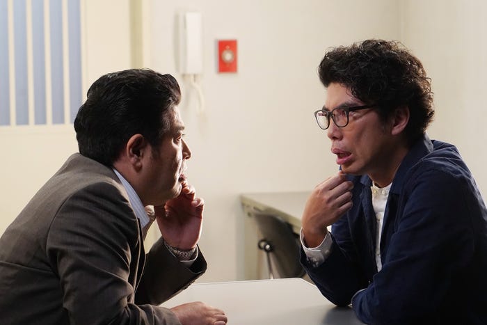 皆川猿時、片桐仁/「あなたの番です」第13話より(C)日本テレビ