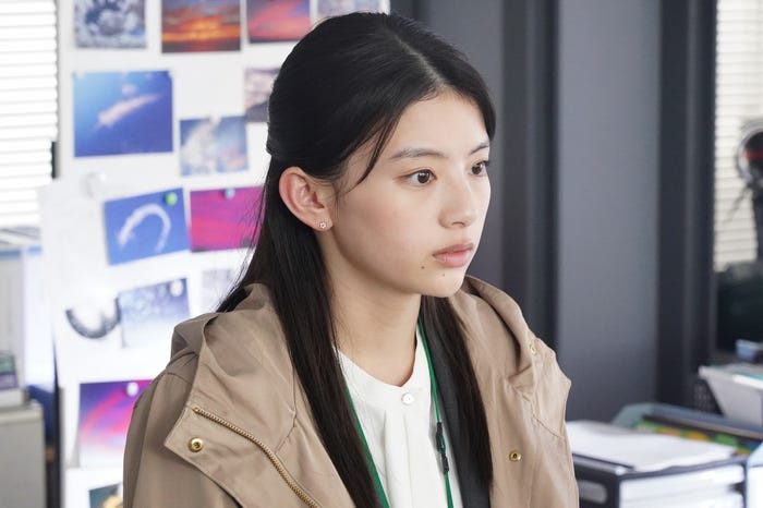 出口夏希「ブルーモーメント」第1話より(C)フジテレビ