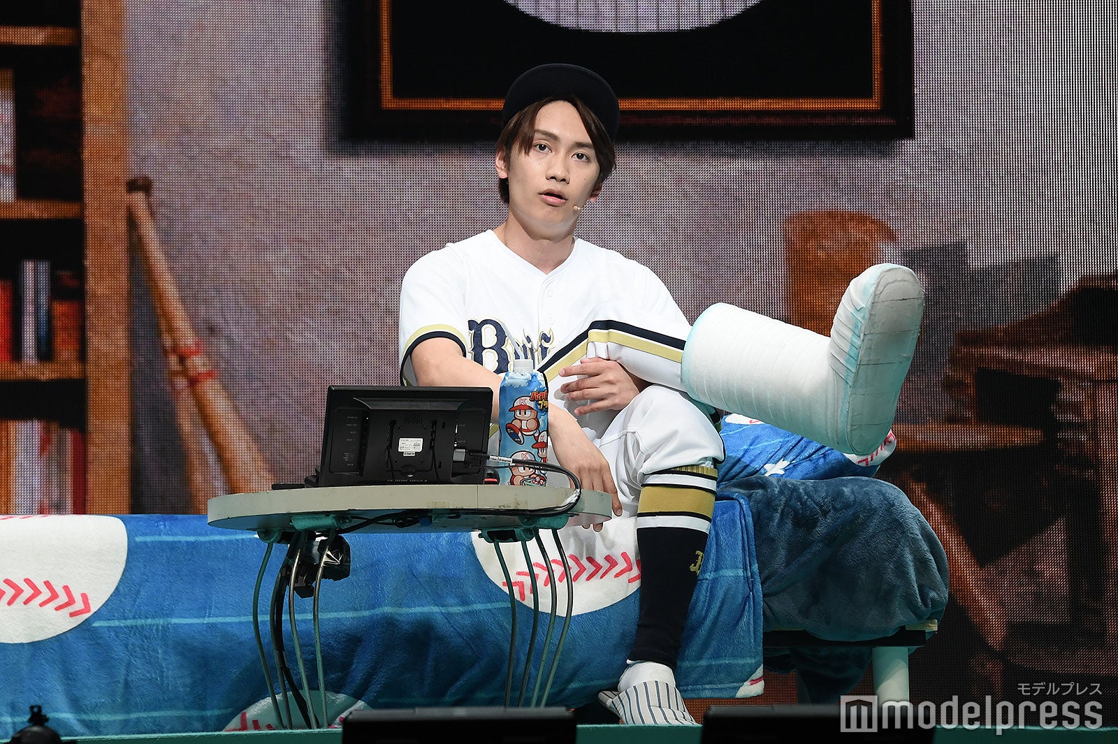 台湾で足を骨折した実体験を舞台に取り入れた藤原丈一郎（C）モデルプレス