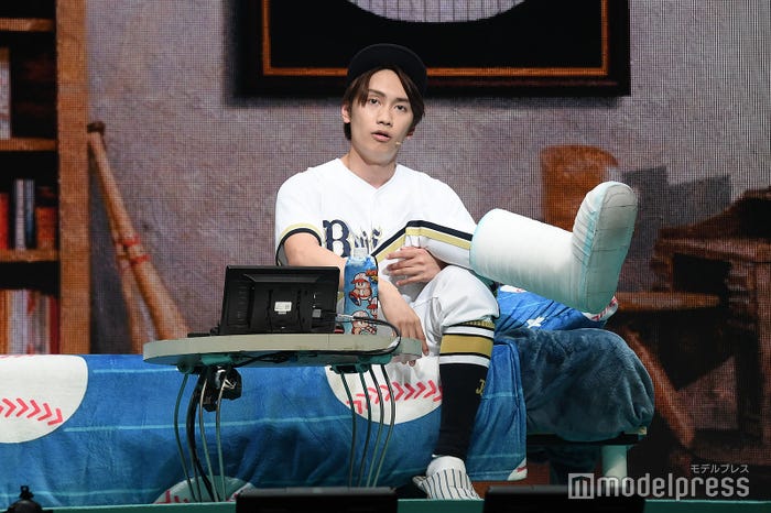 台湾で足を骨折した実体験を舞台に取り入れた藤原丈一郎(C)モデルプレス