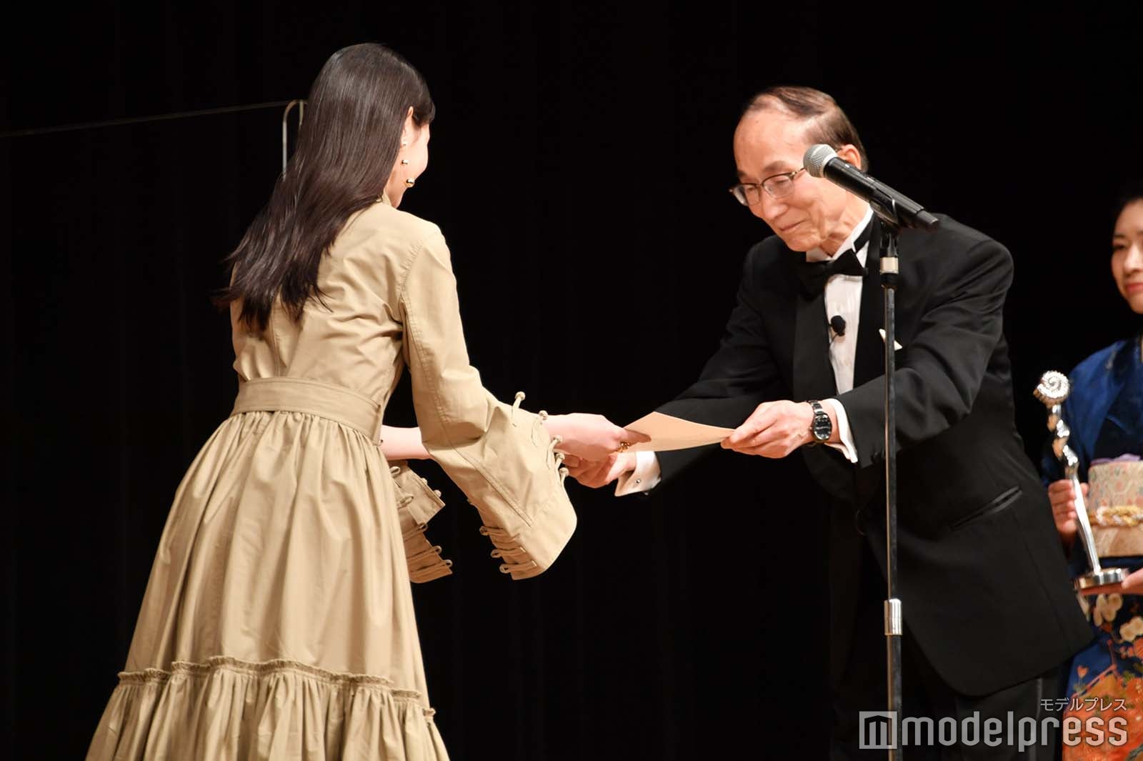 表彰される西野七瀬 （C）モデルプレス