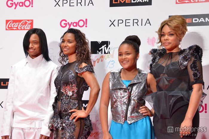 フォトセッションには2人の子供も登場/左から:Chilli、T-Boz