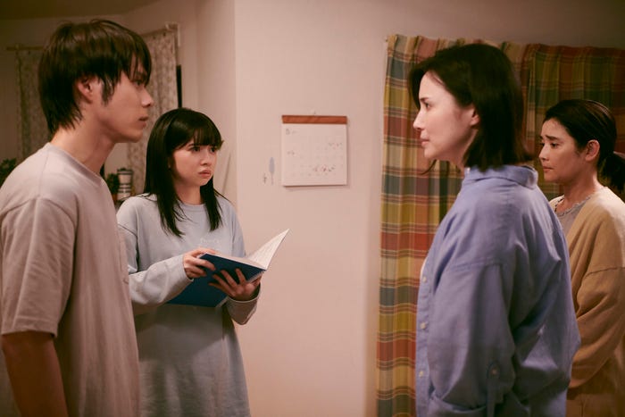 (左から)細田佳央太、桜田ひより、美村里江、石田ひかり「あの子の子ども」第8話より(C)カンテレ