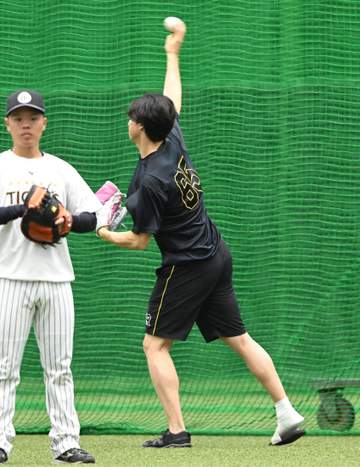 阪神・湯浅が右足首に負担をかけないようにキャッチボール 復活へ第一歩 室内練習場へは松葉づえで