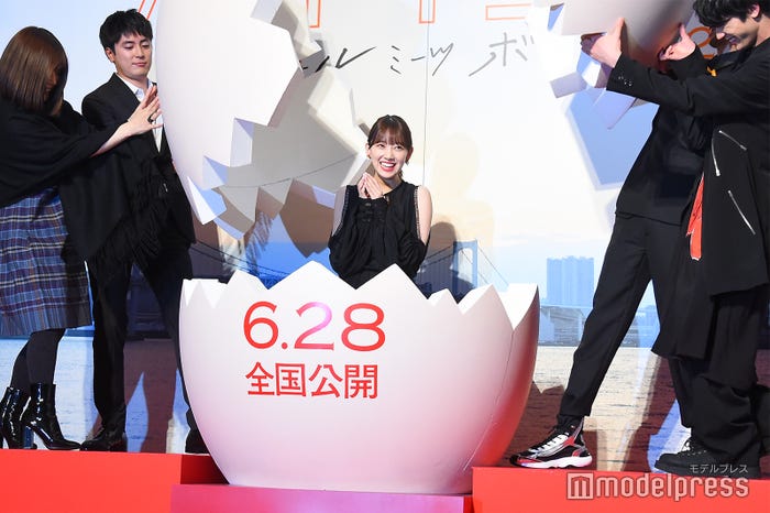 堀未央奈、巨大タマゴから登場 (C)モデルプレス