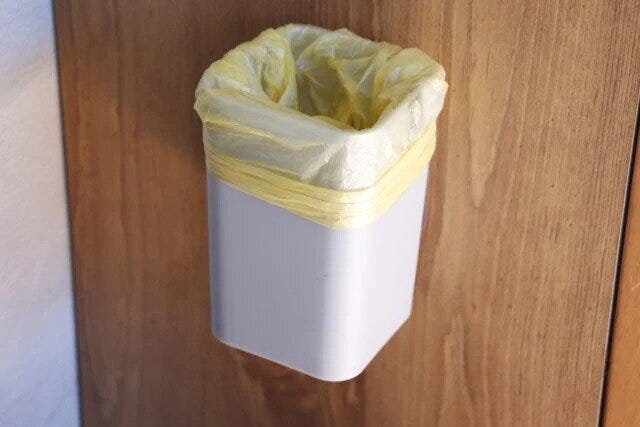 ダイソーのゴミ箱を浮かせられる差し込み式壁面シールフック