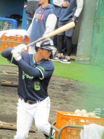 ヤクルト ドラフト1位・松下が初の実戦形式で衝撃初アーチ 昨年の新人王左腕から左翼防球ネット上部直撃