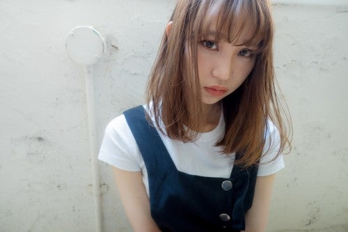 シースルーな夏の涼しげ切りっぱなしボブ