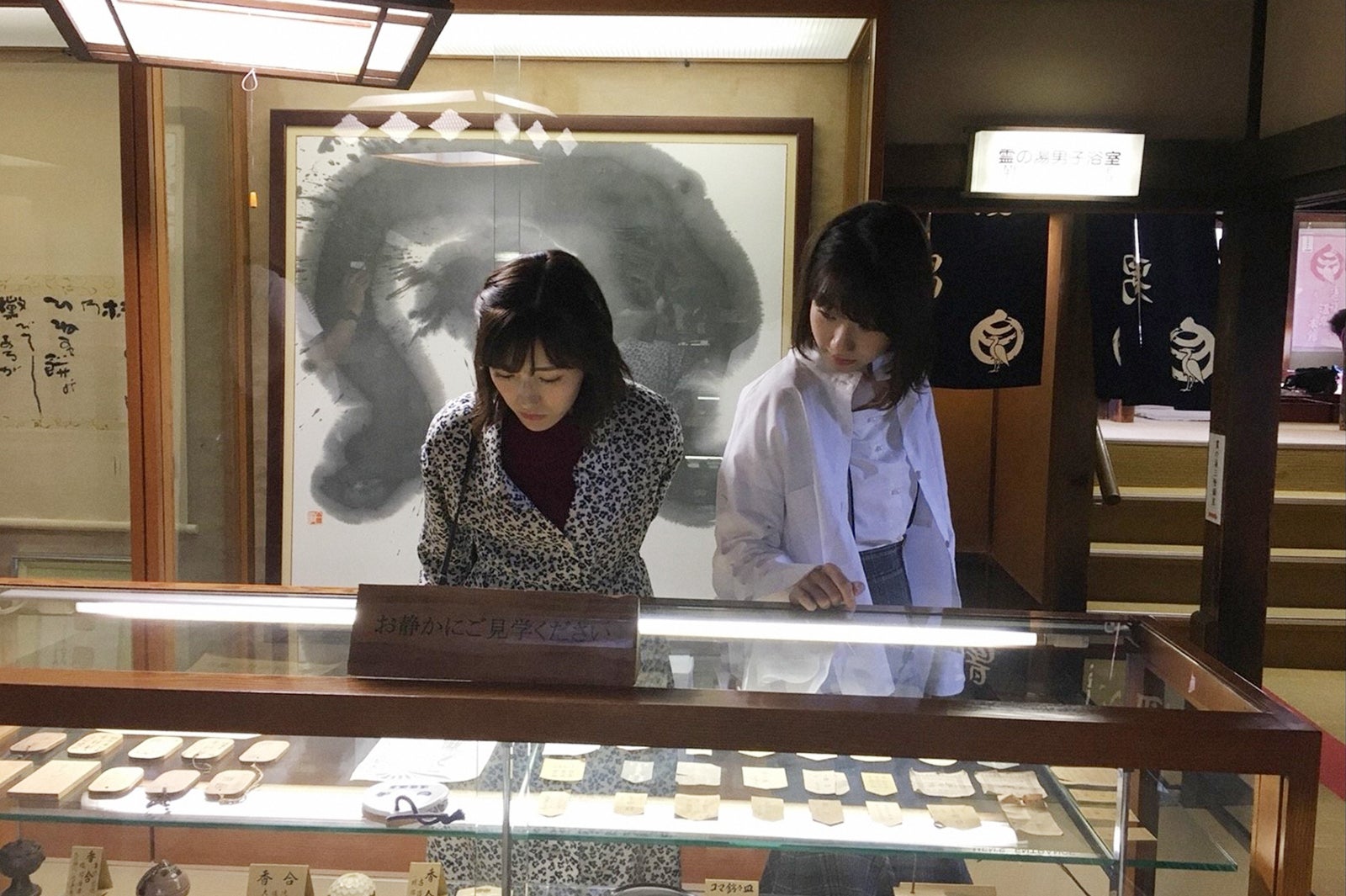 （左から）渡辺麻友、柏木由紀（C）TBS