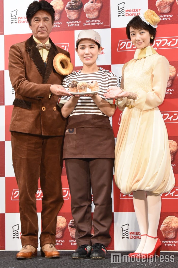 草刈正雄(左)、波瑠(右)/(C)モデルプレス