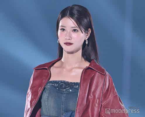 生見愛瑠、スリットから美脚スラリ 個性派デニムワンピ着こなす【TGC2025A/W】