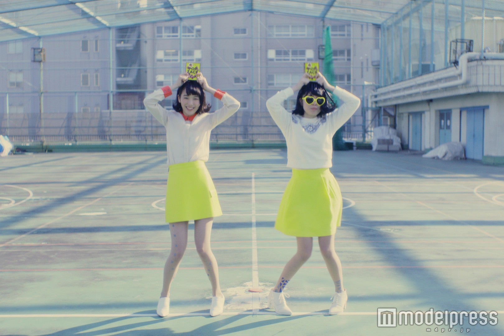 飯豊まりえ（左）／新CMより