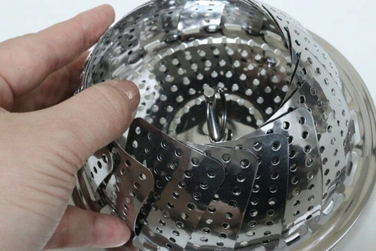 ダイソーのステンレス折りたたみ蒸し器（23.5cm）のビジュアル