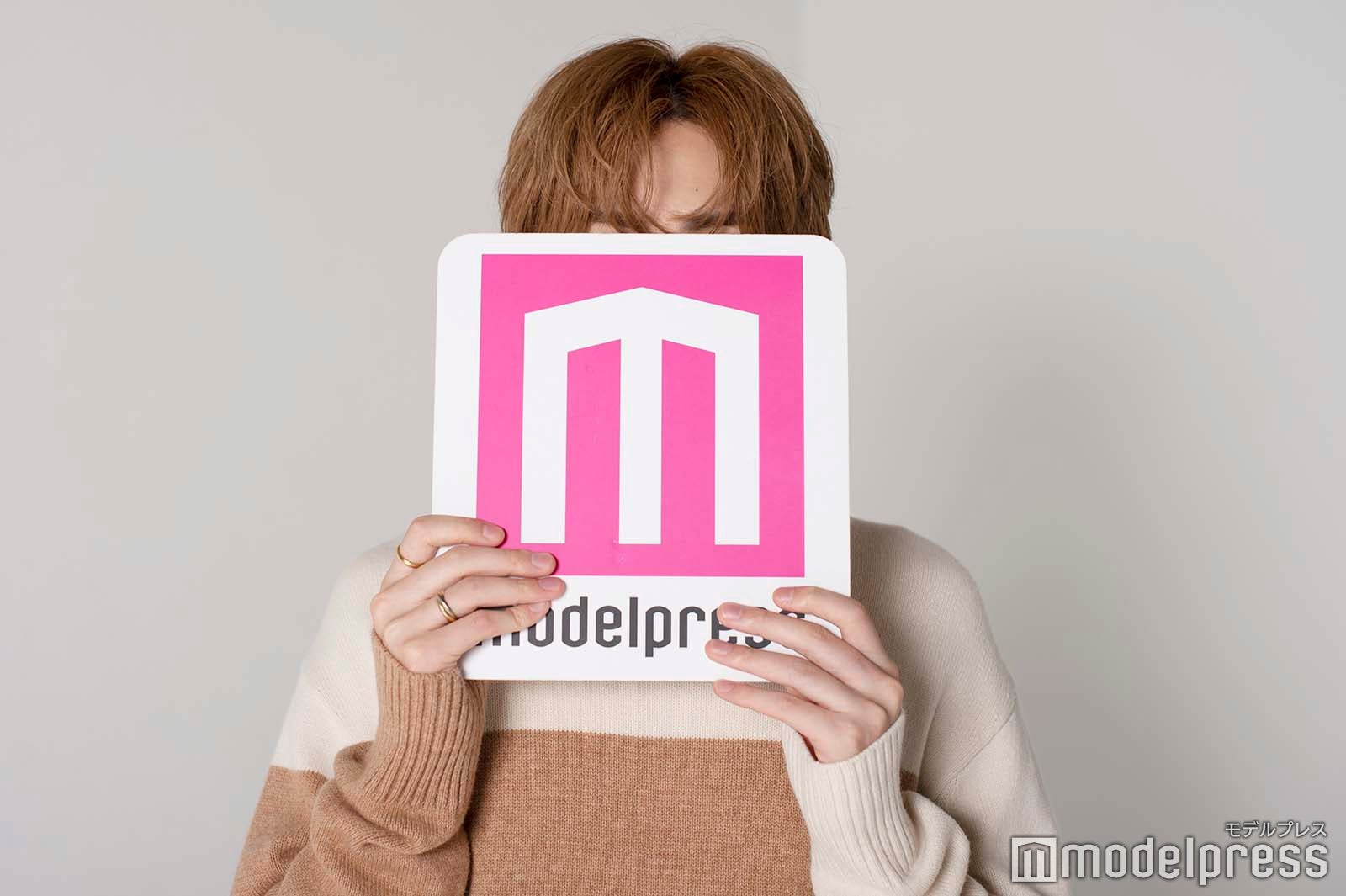 カメラを向けると顔を隠してしまうお茶目な吉野さん／吉野北人（C）モデルプレス