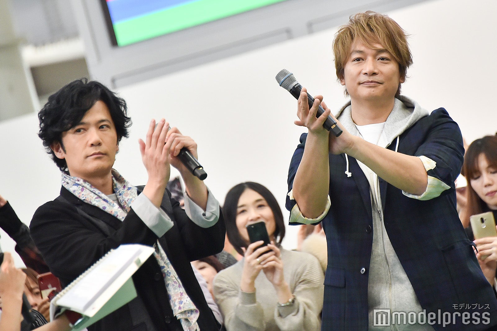 選手たちへ拍手を送る稲垣吾郎、香取慎吾（C）モデルプレス