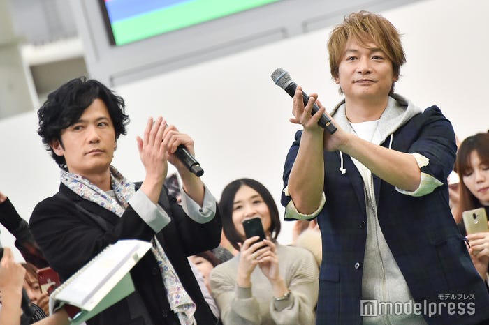 選手たちへ拍手を送る稲垣吾郎、香取慎吾(C)モデルプレス