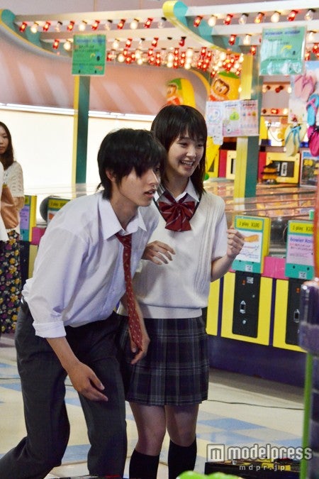 一緒にゲームを楽しむ山崎賢人、剛力彩芽