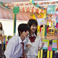 一緒にゲームを楽しむ山崎賢人、剛力彩芽