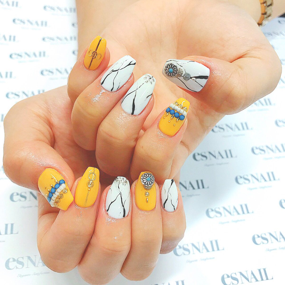 インパクトあるイエローネイル／画像提供：esNAIL