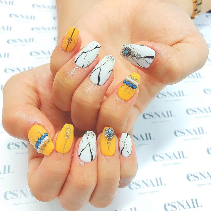 インパクトあるイエローネイル/画像提供:esNAIL