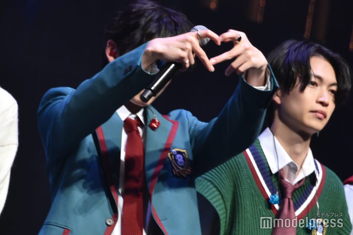 ハートでファンサービスをする高橋文哉 (C)モデルプレス